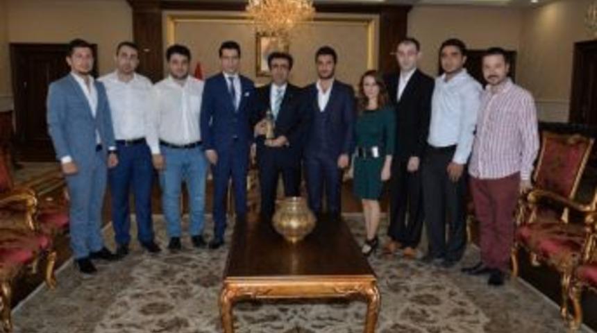 Vali G&uuml;zeloğlu, Gen&ccedil; Girişimciler Derneği&rsquo;ni Konuk Etti