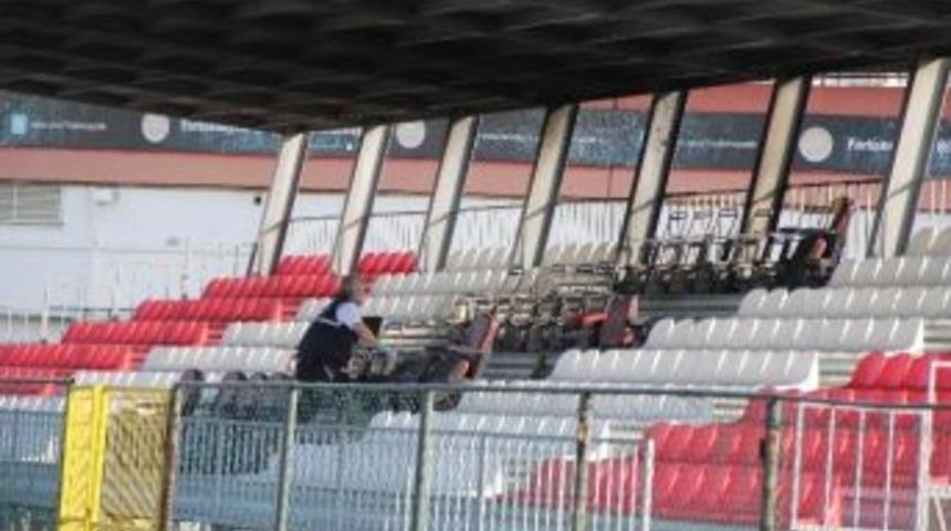 Trib&uuml;n&uuml; Oynarken Yakmışlar