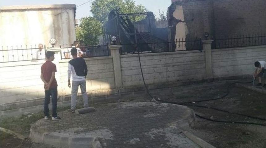 Eski Evde &Ccedil;ıkan Yangın Mahalleyi Korkuttu