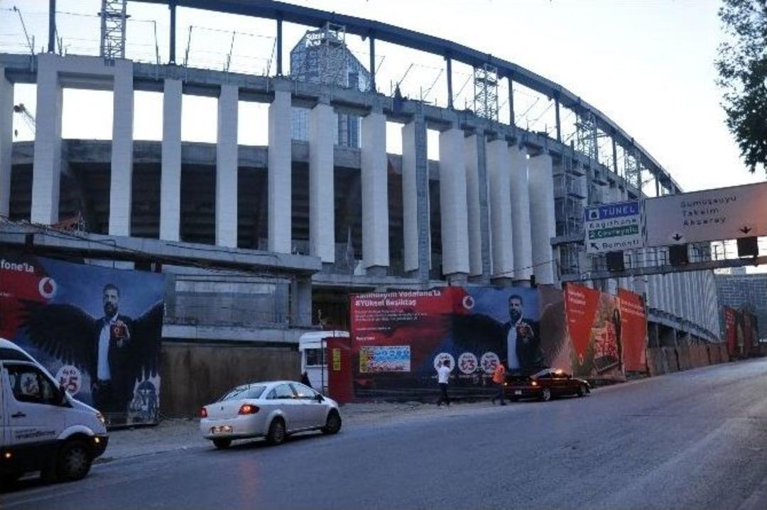 Vodafone Arena&rsquo;da &Ccedil;atı İskeleti &Ccedil;&ouml;kt&uuml;: 2 Yaralı