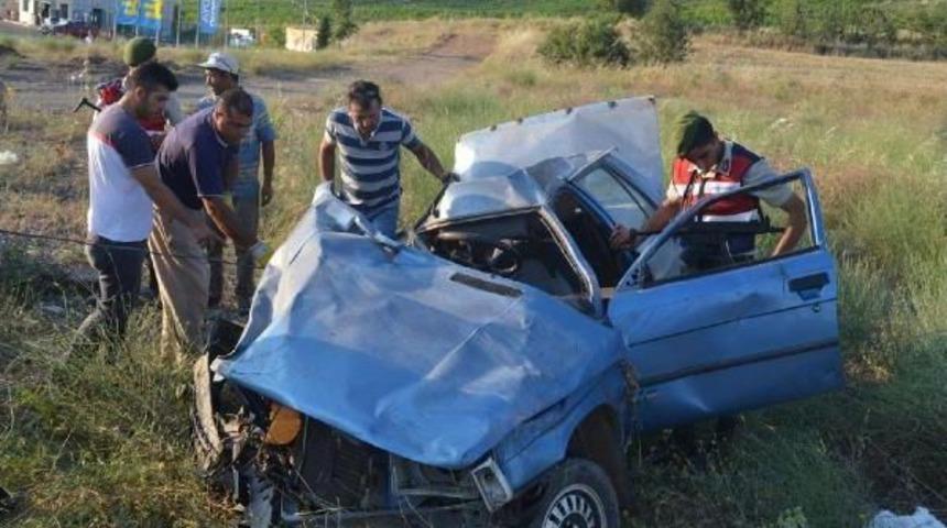 İki Otomobil &Ccedil;arpıştı: 1 &Ouml;l&uuml; 3 Yaralı