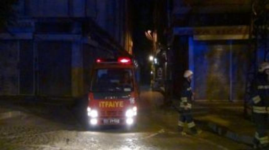 Eli Silahlı G&ouml;stericiler Yangına Giden İtfaiye Ekiplerine Engel Oldu