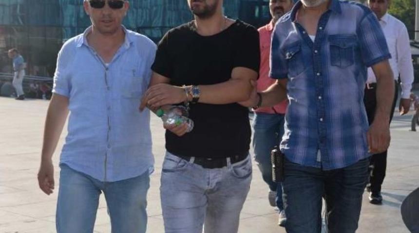 İcralık Olmasına Neden Olan Arkadaşını Avm'de Bı&ccedil;akladı