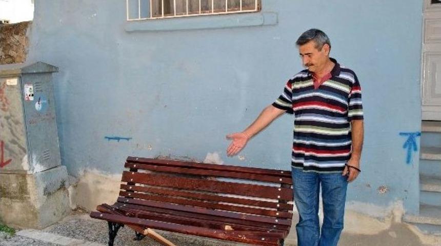 &Ccedil;evresi Restore Edilen Sokaktaki Banklar Şimdiden Kırıldı