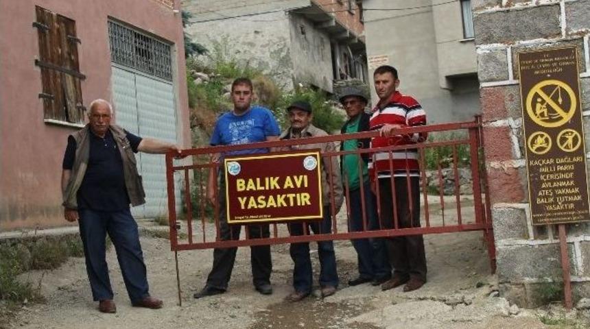 K&ouml;y Meydanına Kapı Kurup Kilit Vurdular