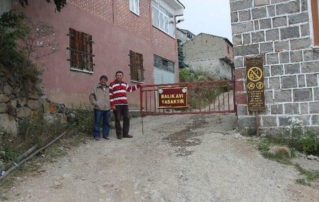 Köy Meydanına Kapı Kurup Kilit Vurdular