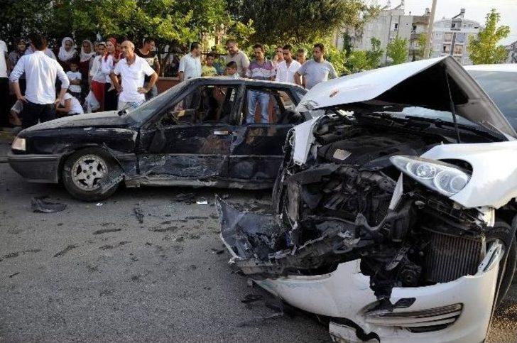 Antalya’da İki Otomobil Çarpıştı: 3 Yaralı