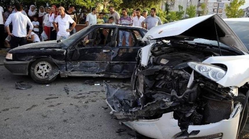 Antalya&rsquo;da İki Otomobil &Ccedil;arpıştı: 3 Yaralı