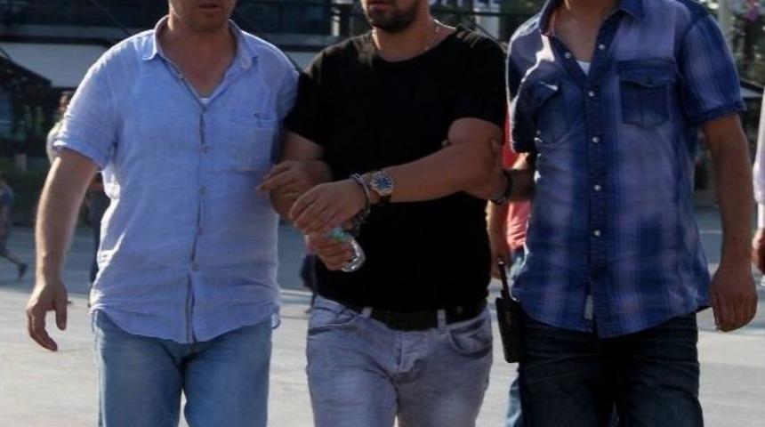 &Ccedil;ocukluk Arkadaşını Avm&rsquo;de Bı&ccedil;akladı