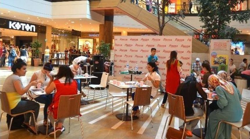 Piazza&rsquo;daki Rengarenk Vitray At&ouml;lyesi&rsquo;ne Yoğun İlgi