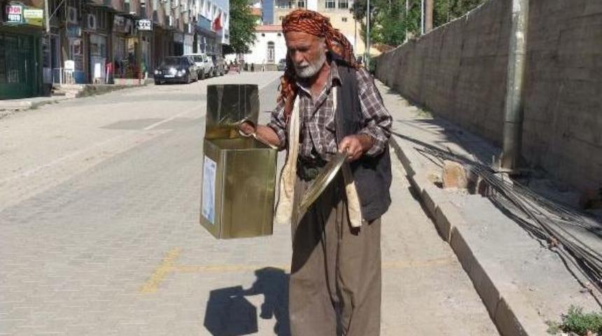 İş Bulamadığı I&ccedil;in Suriyelileri Teneke &Ccedil;alarak Protesto Etti