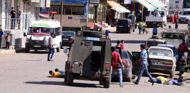 Malazgirt'te Siyah Otomobilde 4 Kişi Gözaltına Alındı