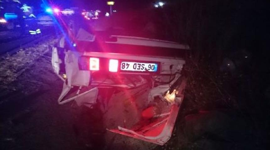 G&ouml;lbaşı'nda Otomobil Tır'a &Ccedil;arptı: 4 &Ouml;l&uuml; 1 Yaralı