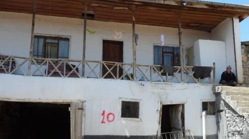 Bala&rsquo;da &ldquo;deprem Hasarlı&rdquo; Konutlar Yıkılıyor