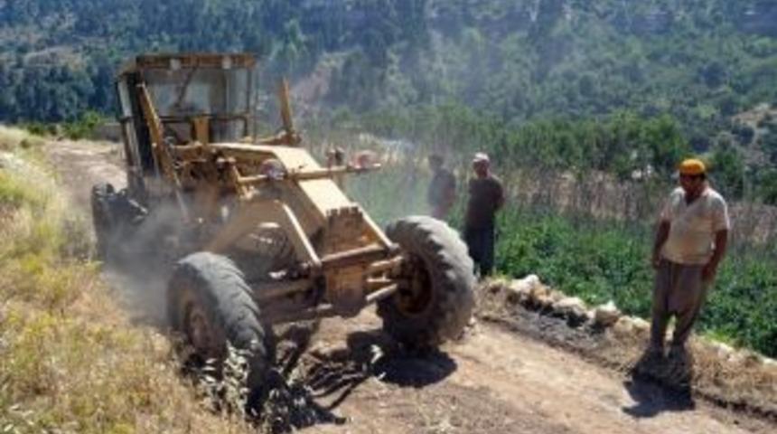 Erdemli Belediyesi Yol A&ccedil;ma &Ccedil;alışmalarına Devam Ediyor