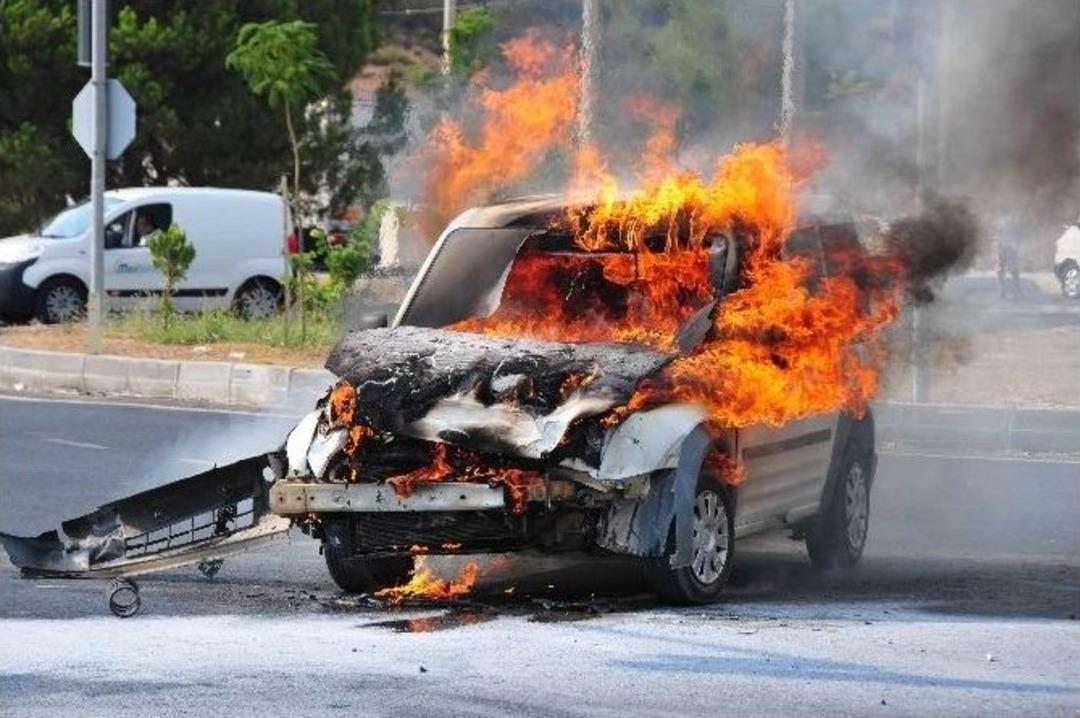 Kaza Yapan Otomobilde &Ccedil;ıkan Yangın Korkuttu