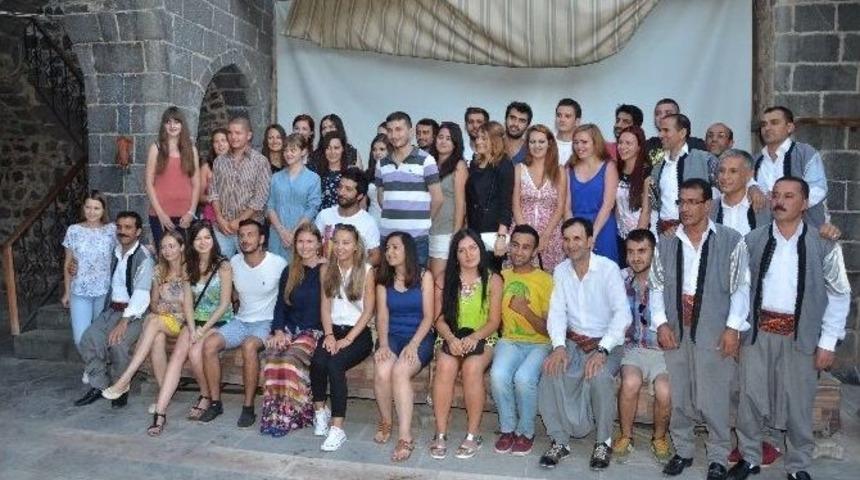 Yabancı &Ouml;ğrenciler Sıra Gecesinde Eğlendi