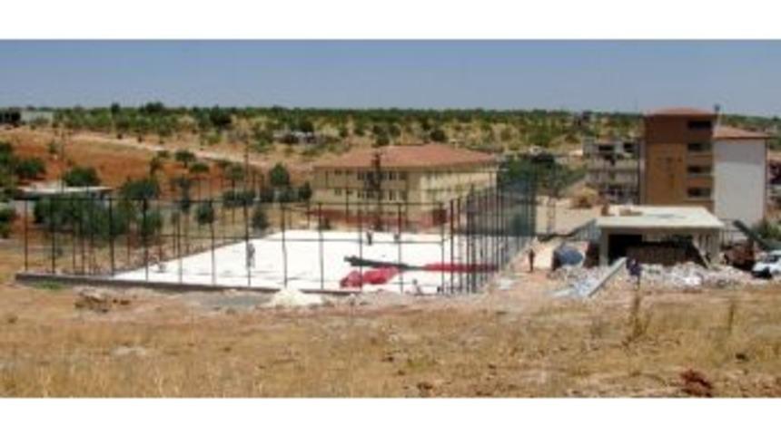 Gaziantep B&uuml;y&uuml;kşehir Belediyesinden Elif Kırsal Mahallesine Halı Saha