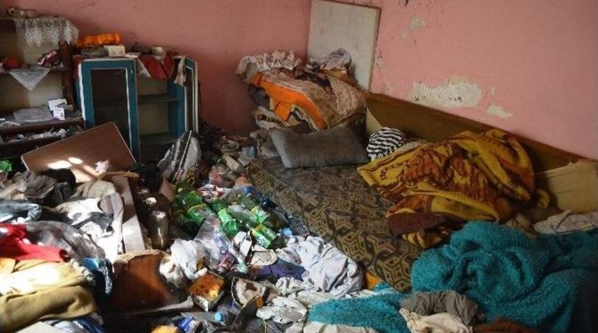 4 Kamyon &Ccedil;&ouml;p &Ccedil;ıkan Evin Sahibi Belediye Ekiplerine Teşekk&uuml;r Etti