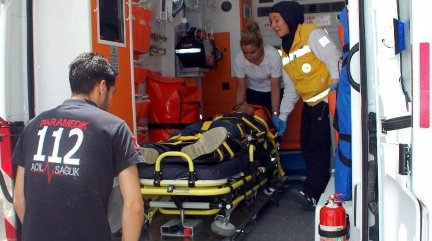 Motosiklet Yayaya &Ccedil;arptı; 2 Yaralı