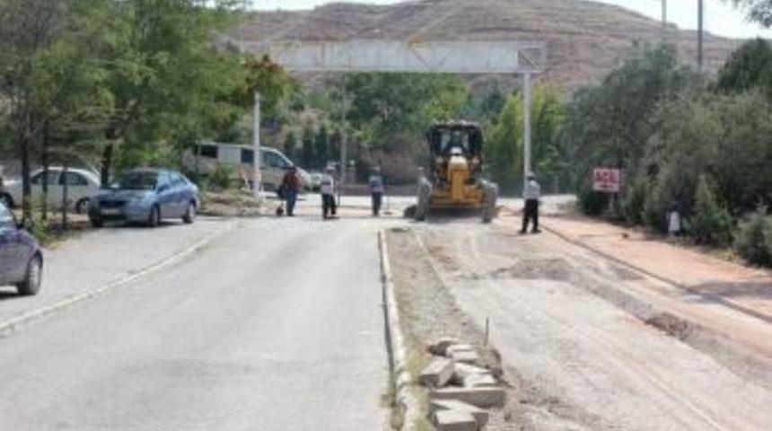 Belediye Hastanesinin Otopark Alanlarını Asfaltlıyor