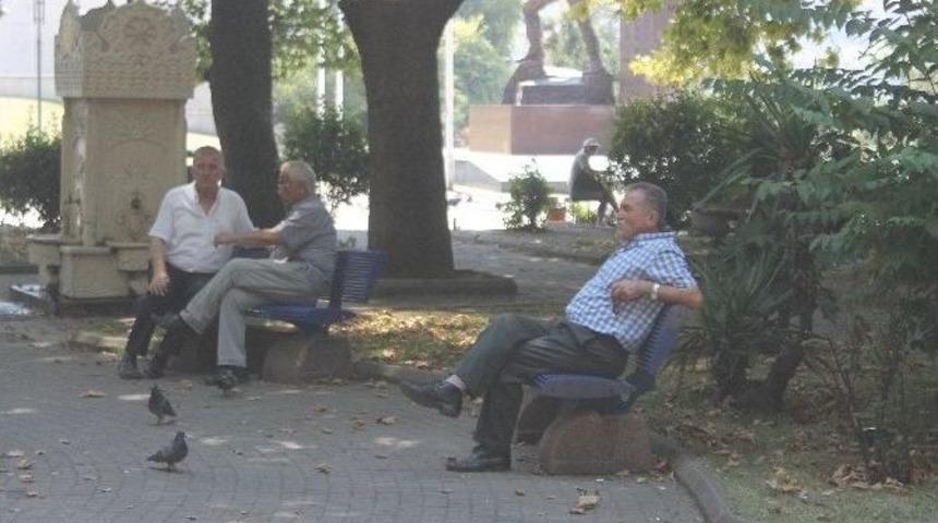 Sıcaktan Bunalan Vatandaşlar G&ouml;lgelere Akın Etti