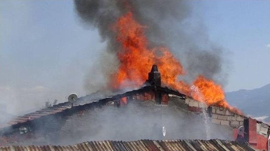 Bolu&rsquo;da İki Ev Ve Bir Odunluk Alev Alev Yandı