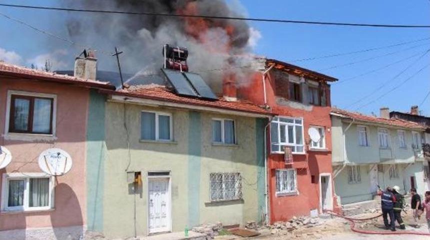 Bolu'da 2 Ev Ve Odunluk Alev Alev Yandı