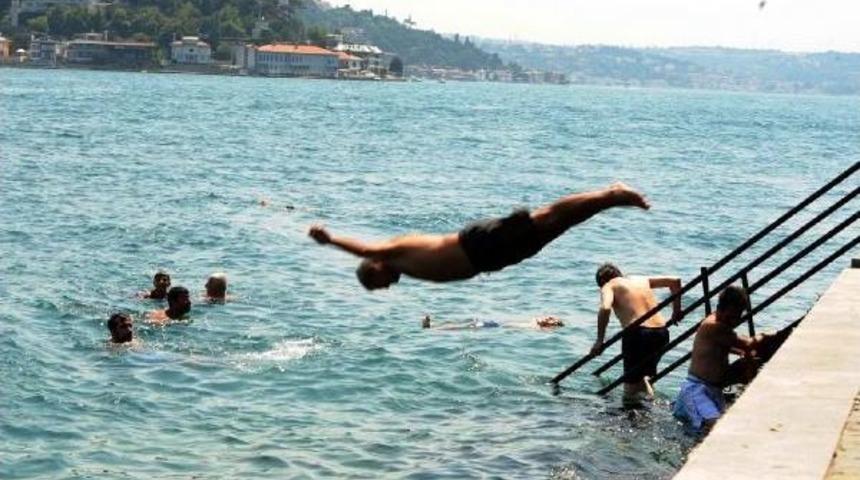 İstanbullular Serinlemek I&ccedil;in Sahilleri Doldurdu