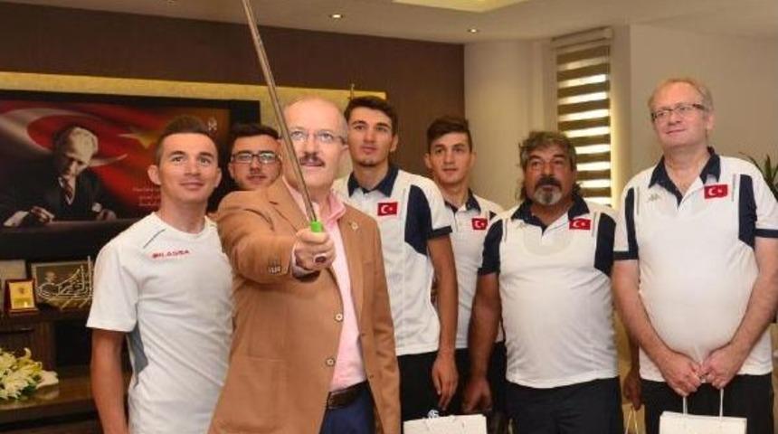 Bisiklet Milli Takım Sporcuları Ile Selfie