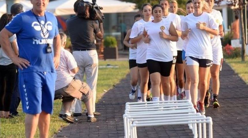 Osmangazi Bayan Hentbol Takımı S&uuml;per Lig Hazırlıklarına Başladı