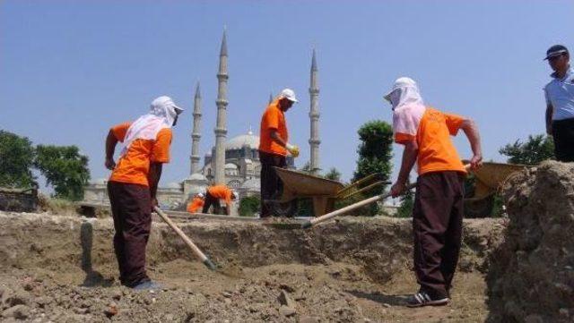 Selimiye Camii Bahçesindeki Kazı Çalışmasında Mahkumlar Çalışıyor