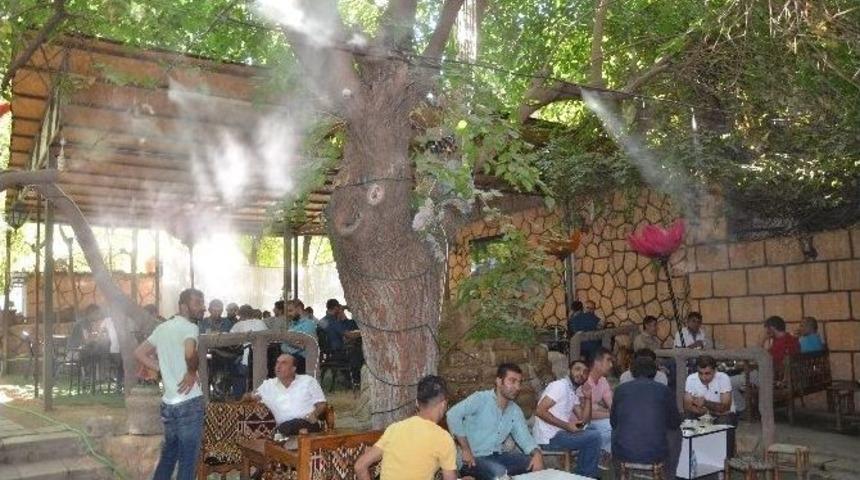 Sıcaklardan Bunalan Vatandaşlar Kafelere Akın Ediyor