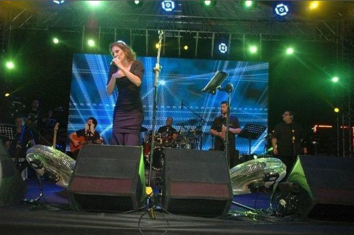 Funda Arar İneboluları Coşturdu G1