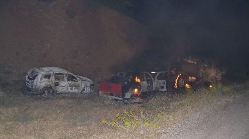 Tunceli&rsquo;de Yol Kesen Silahlı Grup 3 Aracı Yaktı