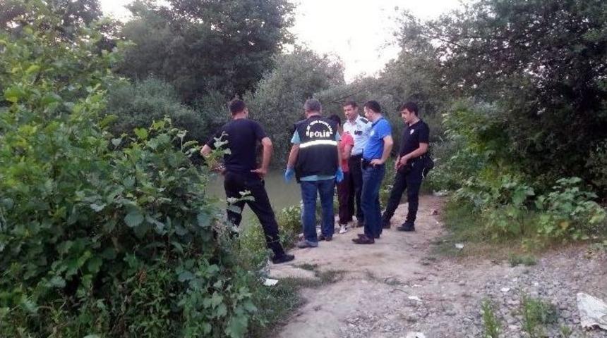 Hırsızların &Ccedil;aldığı &Ccedil;elik Kasa Nehirden &Ccedil;ıkartıldı