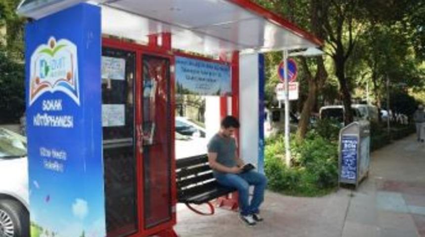 İzmit Belediyesi&rsquo;nden, &ldquo;kitapları Okuyup Yerine Bırakalım&rdquo; &Ccedil;ağrısı