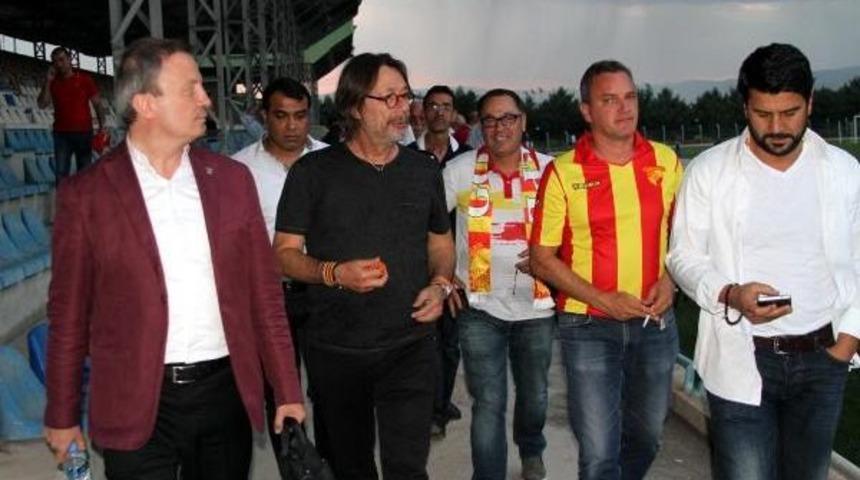 Hazırlık Ma&ccedil;ını Izlemek I&ccedil;in &Ouml;zel U&ccedil;akla Geldi