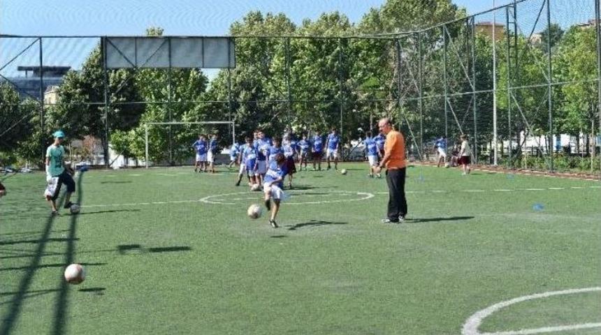 Beyoğlu Belediyesi&rsquo;nden Geleceğin Futbol Yıldızlarına &nbsp;tam Destek