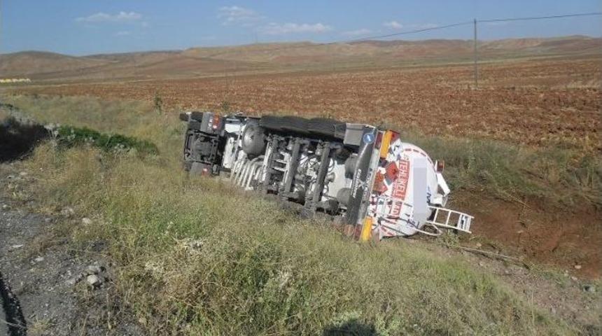 &Ccedil;orum&rsquo;da Benzin Y&uuml;kl&uuml; Tır Şarampole Devrildi: 1 Yaralı