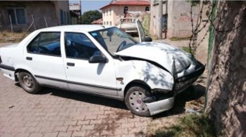 Otomobil Duvarı &Ccedil;arptı: 1 Yaralı