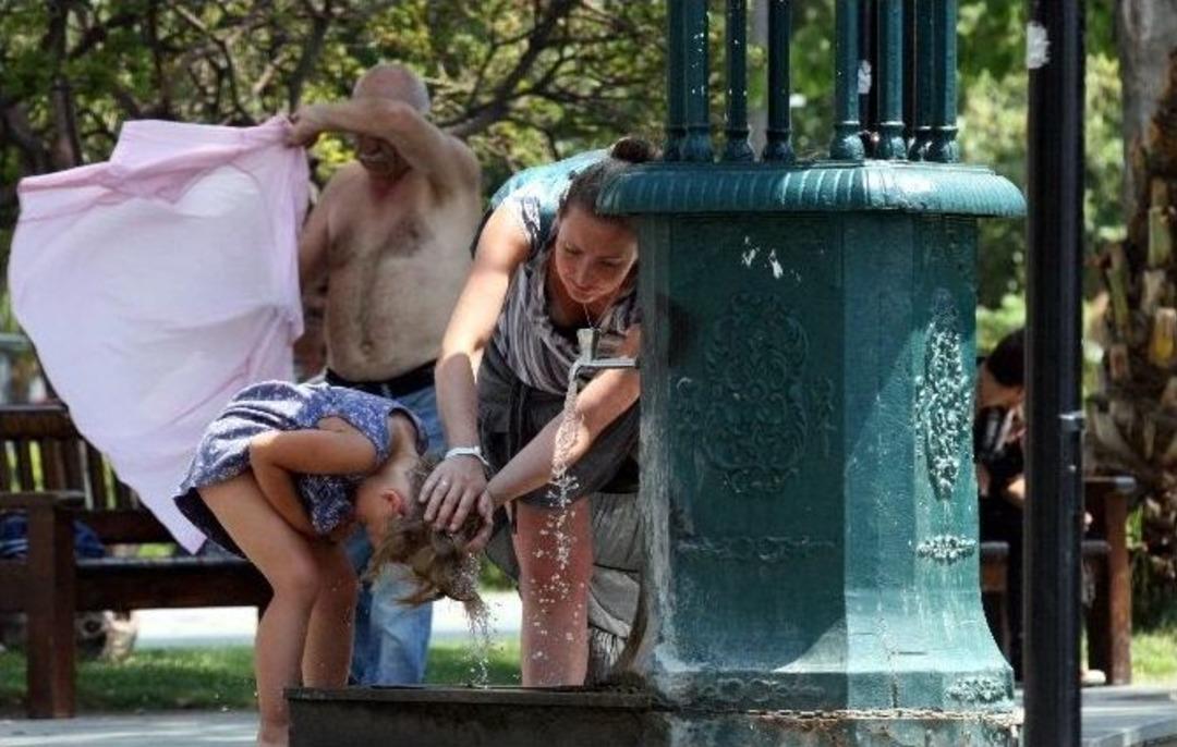 Antalya&rsquo;da Nem Ve Sıcak Hava Bunalttı