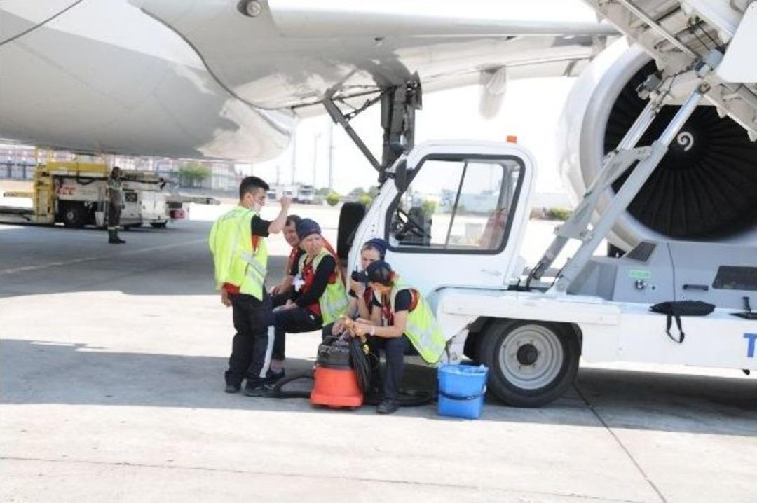 Sıcaktan Bunalan İş&ccedil;iler U&ccedil;akların Altında Serinledi