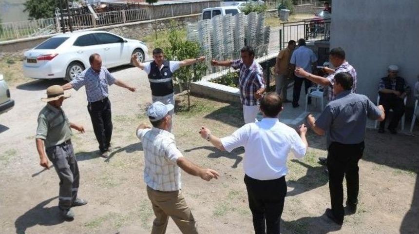 Belediye Başkanı &Ouml;nce Nikah Kıydı Sonra D&uuml;ğ&uuml;nde Saz &Ccedil;aldı