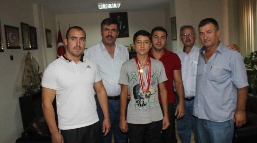 Kırkpınar&rsquo;da Balıkesir&rsquo;in Gururu Olan Gen&ccedil; G&uuml;reş&ccedil;i &Ouml;d&uuml;llendirildi