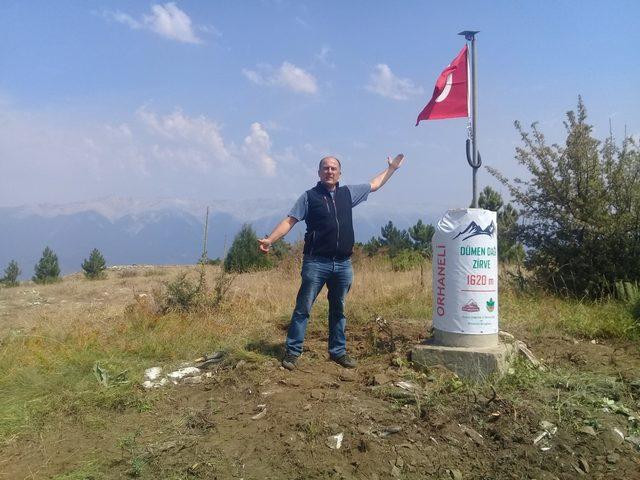 Okul m&uuml;d&uuml;r&uuml;, 1620 rakımlı D&uuml;men Dağı na kep&ccedil;eyle &ccedil;ıkıp zirve taşını ve bayrak direğini yeniledi 1