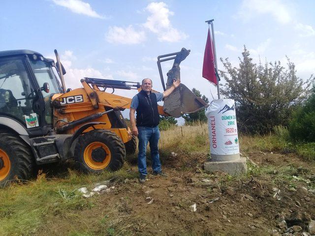 Okul m&uuml;d&uuml;r&uuml;, 1620 rakımlı D&uuml;men Dağı na kep&ccedil;eyle &ccedil;ıkıp zirve taşını ve bayrak direğini yeniledi 2