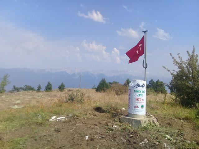 Okul m&uuml;d&uuml;r&uuml;, 1620 rakımlı D&uuml;men Dağı na kep&ccedil;eyle &ccedil;ıkıp zirve taşını ve bayrak direğini yeniledi 3