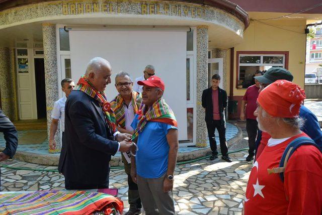 Okul m&uuml;d&uuml;r&uuml;, 1620 rakımlı D&uuml;men Dağı na kep&ccedil;eyle &ccedil;ıkıp zirve taşını ve bayrak direğini yeniledi 4