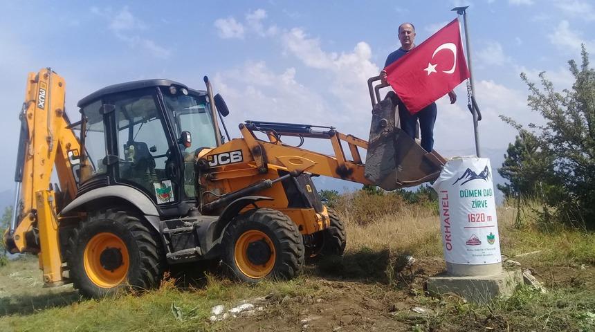 Okul m&uuml;d&uuml;r&uuml;, 1620 rakımlı D&uuml;men Dağı'na kep&ccedil;eyle &ccedil;ıkıp zirve taşını ve bayrak direğini yeniledi